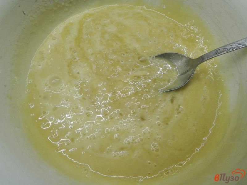 Фото приготовление рецепта: Домашний медовик со сметанно-черничным кремом шаг №6