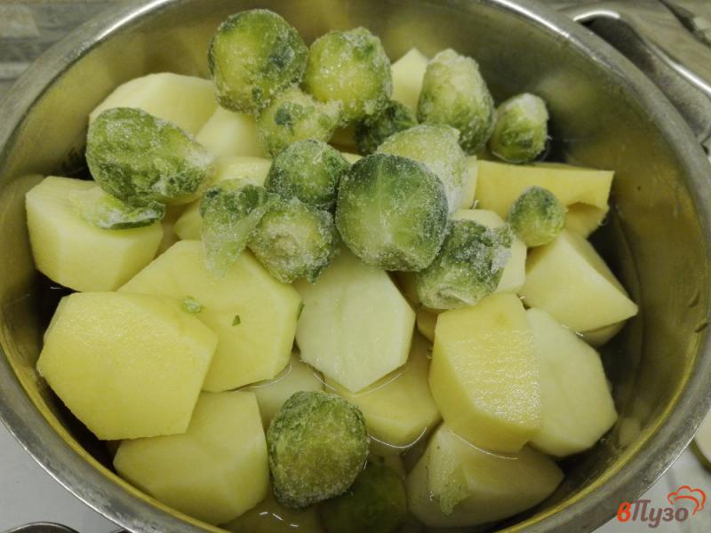 Фото приготовление рецепта: Пюре из картофеля и брюссельской капусты шаг №2
