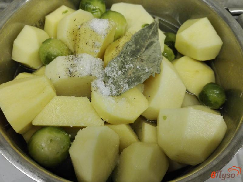 Фото приготовление рецепта: Пюре из картофеля и брюссельской капусты шаг №3