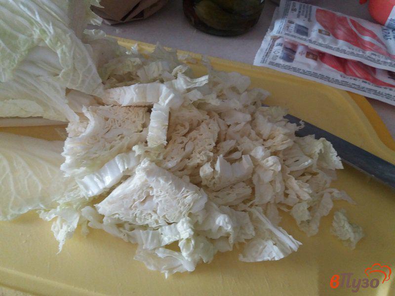 Фото приготовление рецепта: Салат из пекинской капусты «Морской» шаг №2
