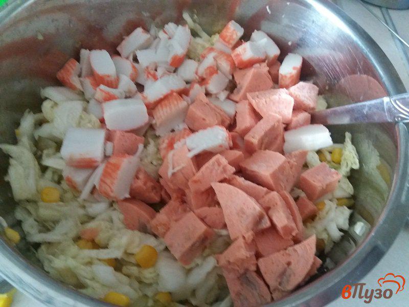 Фото приготовление рецепта: Салат из пекинской капусты «Морской» шаг №7