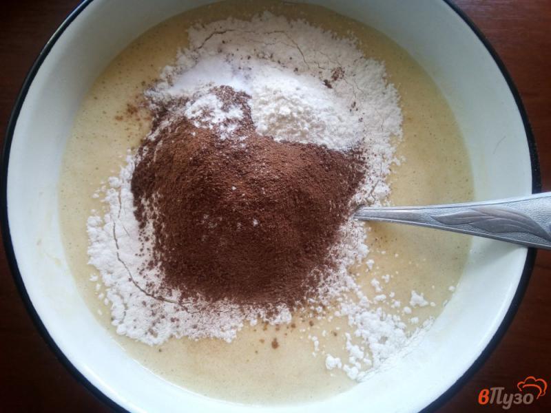Фото приготовление рецепта: Кекс банановый шоколадный шаг №4