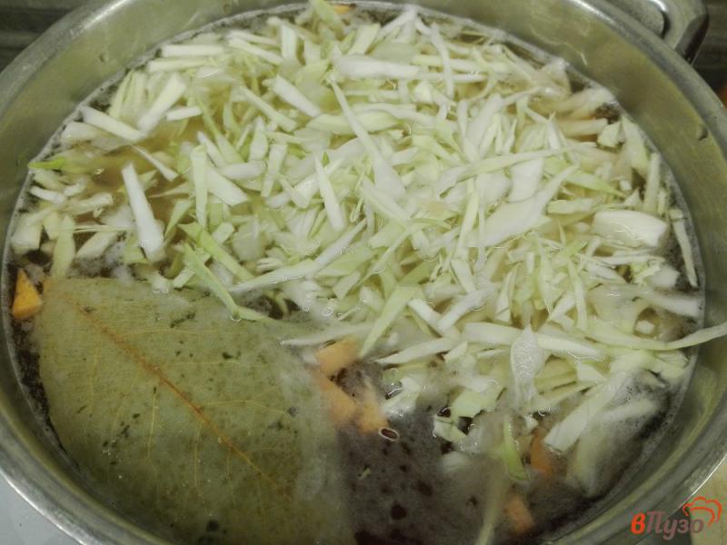 Фото приготовление рецепта: Щи из свежей капусты с фрикадельками шаг №4