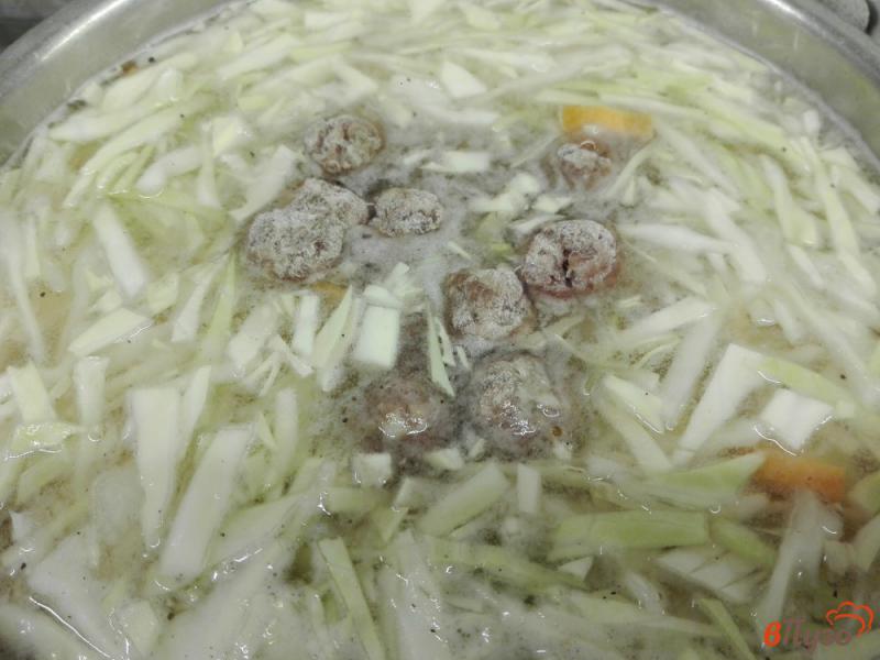 Фото приготовление рецепта: Щи из свежей капусты с фрикадельками шаг №5