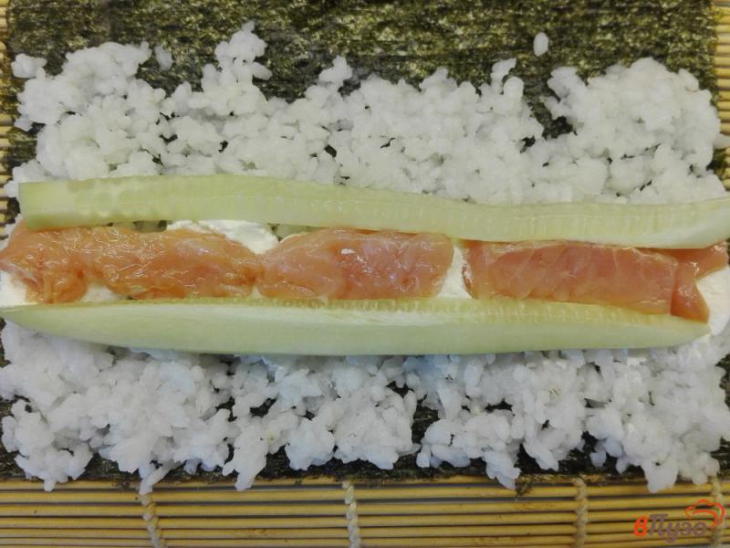 Фото приготовление рецепта: Суши с семгой, огурцом и творожным сыром шаг №8