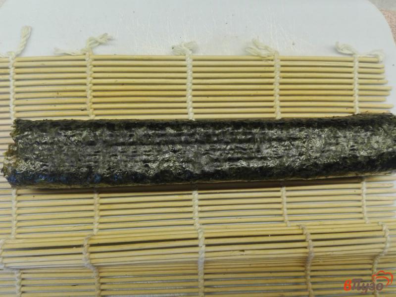 Фото приготовление рецепта: Суши с семгой, огурцом и творожным сыром шаг №9