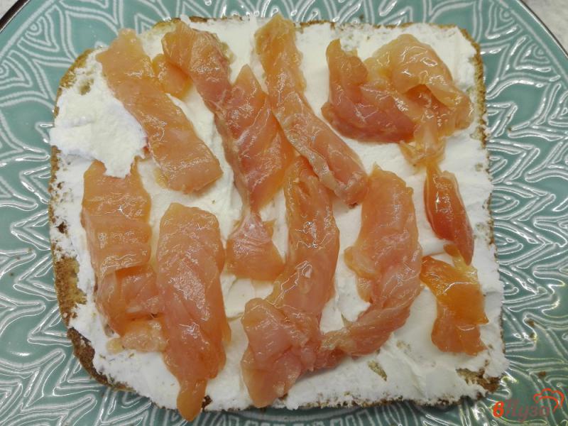 Фото приготовление рецепта: Тосты со сливочным сыром, семгой и яйцом шаг №3