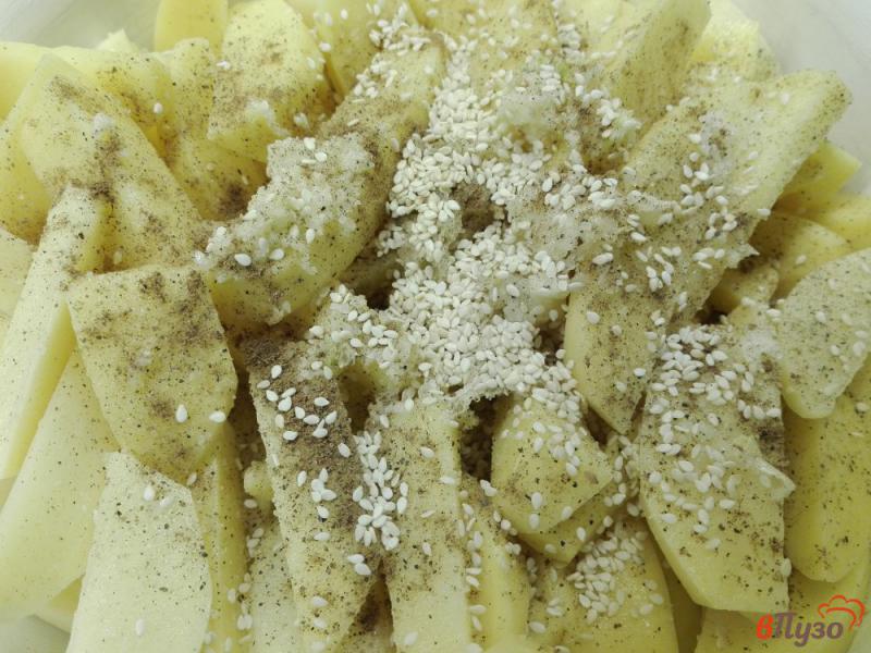 Фото приготовление рецепта: Картофель запеченный с кунжутом и мускатным орехом шаг №4