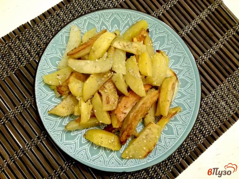 Фото приготовление рецепта: Картофель запеченный с кунжутом и мускатным орехом шаг №7