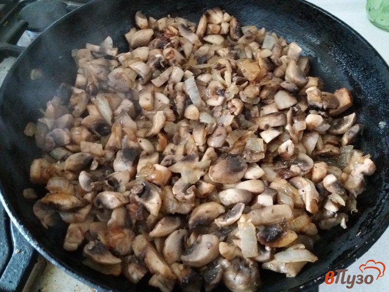 Фото приготовление рецепта: Заливной пирог с грибами шаг №3
