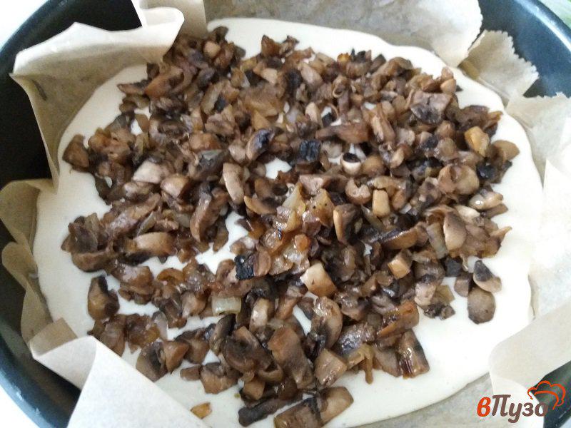 Фото приготовление рецепта: Заливной пирог с грибами шаг №9