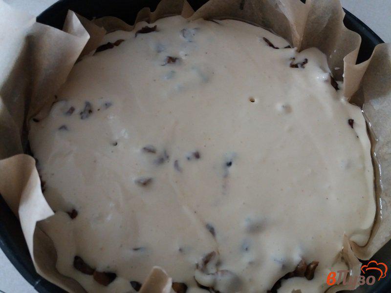 Фото приготовление рецепта: Заливной пирог с грибами шаг №10