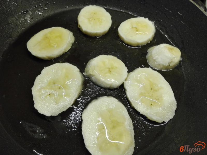 Фото приготовление рецепта: Пшенная каша с бананом и грецким орехом шаг №4