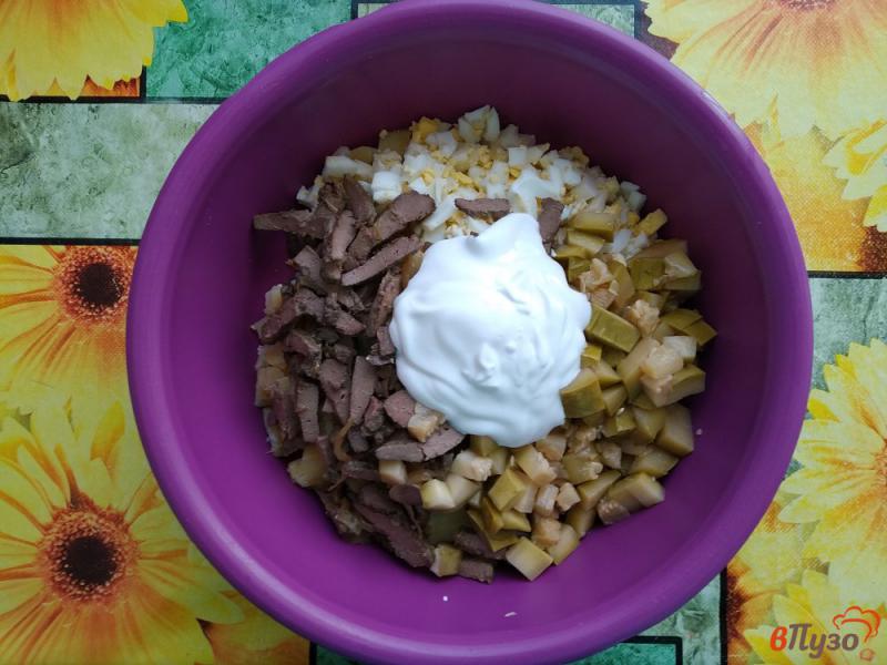 Фото приготовление рецепта: Салат из печени, яиц, картофеля и консервированного кабачка шаг №10