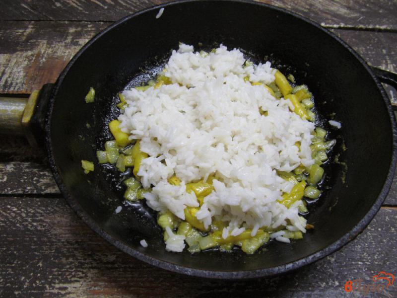 Фото приготовление рецепта: Рисовая каша со стручковой фасолью шаг №7