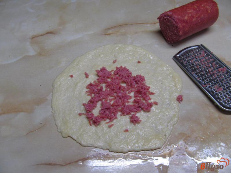 Фото приготовление рецепта: Сырные лепешки с колбасой шаг №5