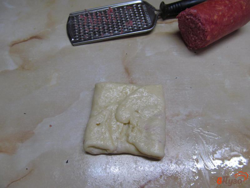 Фото приготовление рецепта: Сырные лепешки с колбасой шаг №7