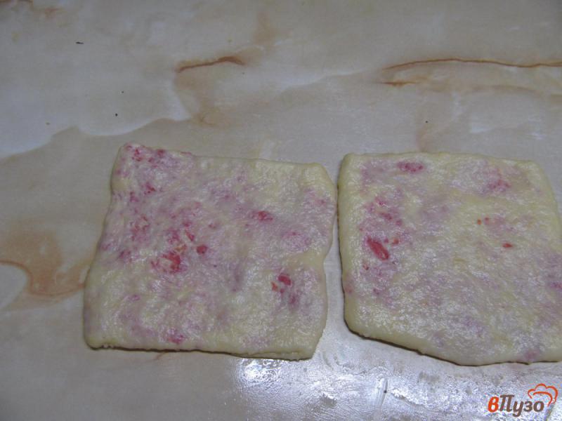 Фото приготовление рецепта: Сырные лепешки с колбасой шаг №8