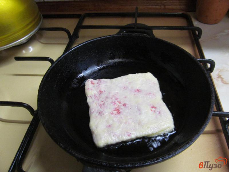 Фото приготовление рецепта: Сырные лепешки с колбасой шаг №9