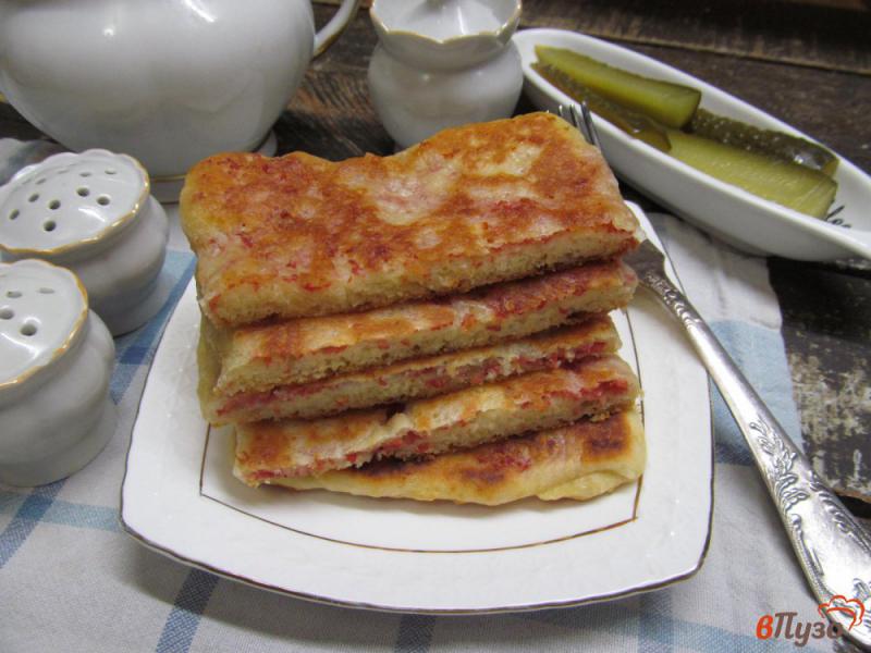 Фото приготовление рецепта: Сырные лепешки с колбасой шаг №11