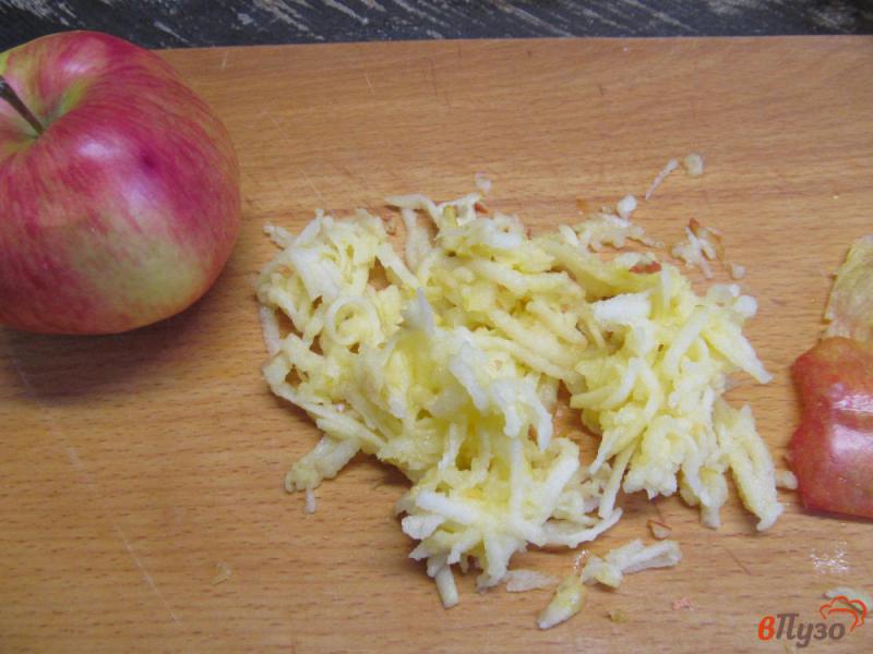 Фото приготовление рецепта: Яблочные блины шаг №2