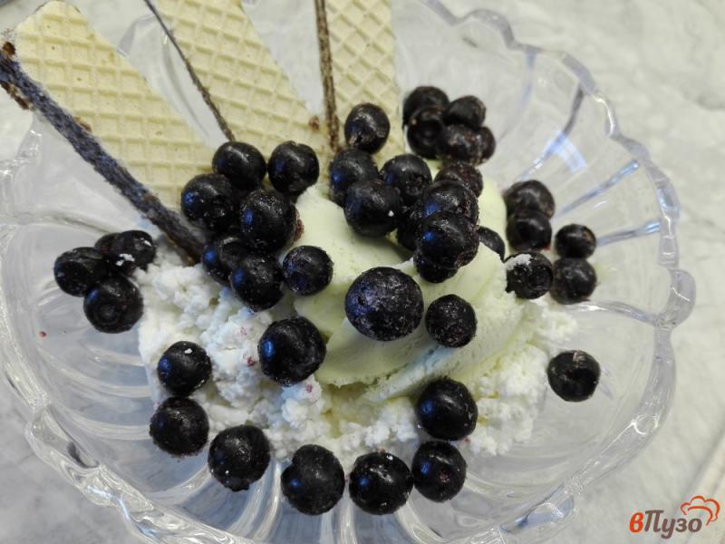 Фото приготовление рецепта: Творожный десерт с вафлями, черникой и фисташковым мороженым шаг №4