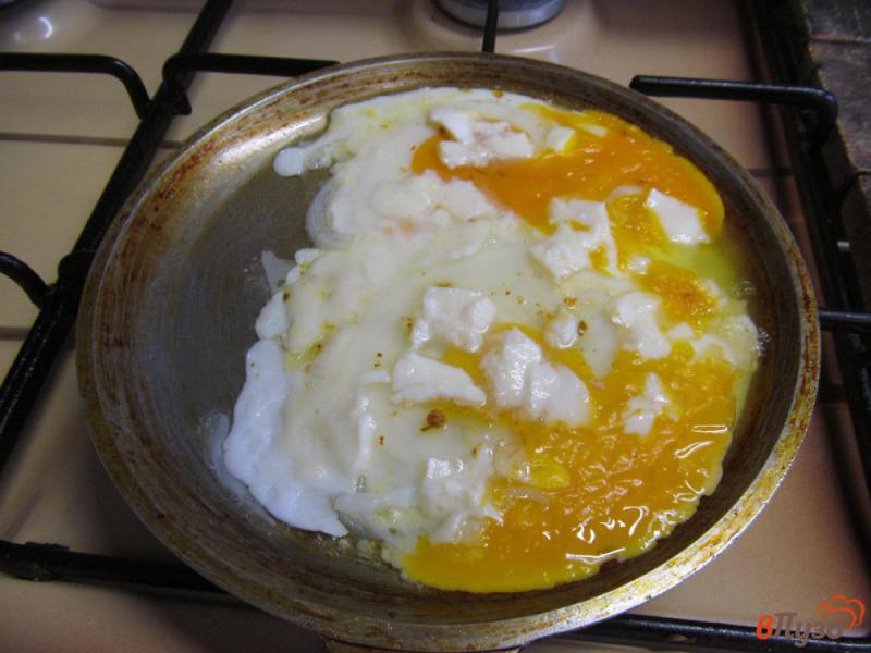 Фото приготовление рецепта: Яичница с луком и моцареллой шаг №4