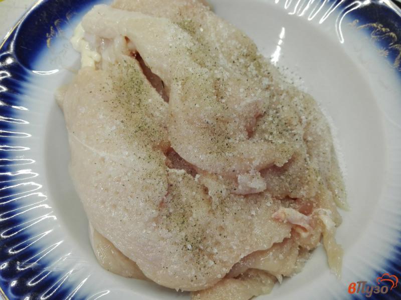 Фото приготовление рецепта: Куриные отбивные в яично-сырной заливке с оливками шаг №2
