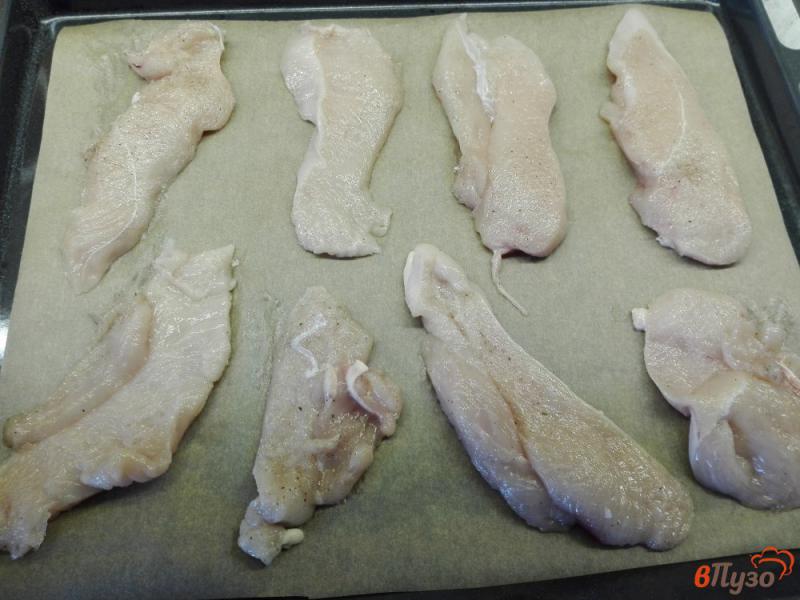 Фото приготовление рецепта: Куриные отбивные в яично-сырной заливке с оливками шаг №3