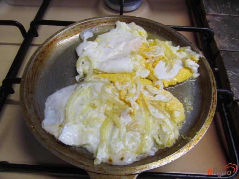 Фото приготовление рецепта: Яичница с луком и моцареллой шаг №5