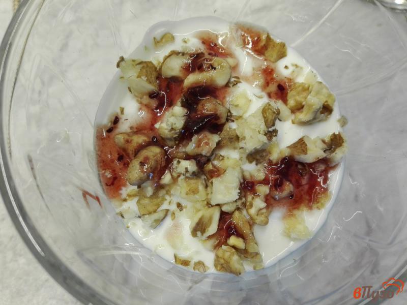 Фото приготовление рецепта: Слоеный десерт из йогурта с зефиром, орехами и шоколадными шариками шаг №5