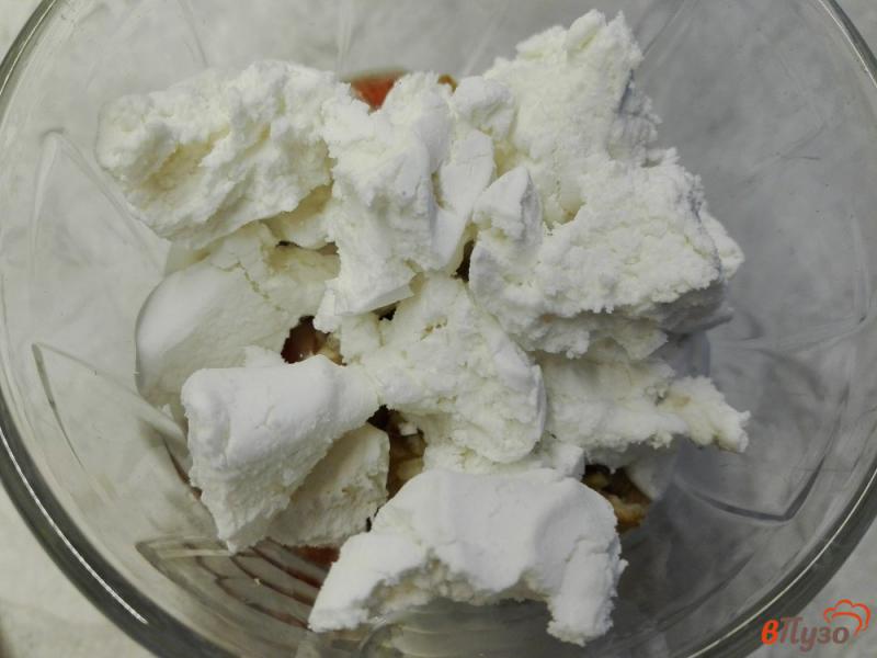 Фото приготовление рецепта: Слоеный десерт из йогурта с зефиром, орехами и шоколадными шариками шаг №6