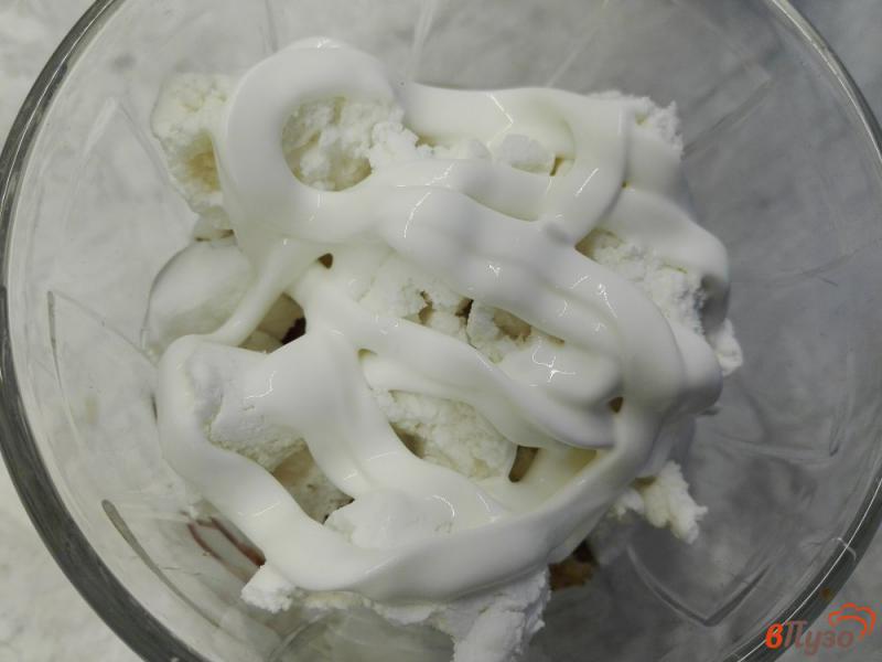 Фото приготовление рецепта: Слоеный десерт из йогурта с зефиром, орехами и шоколадными шариками шаг №7