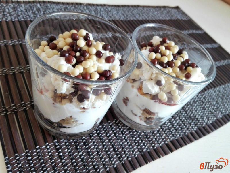 Фото приготовление рецепта: Слоеный десерт из йогурта с зефиром, орехами и шоколадными шариками шаг №8