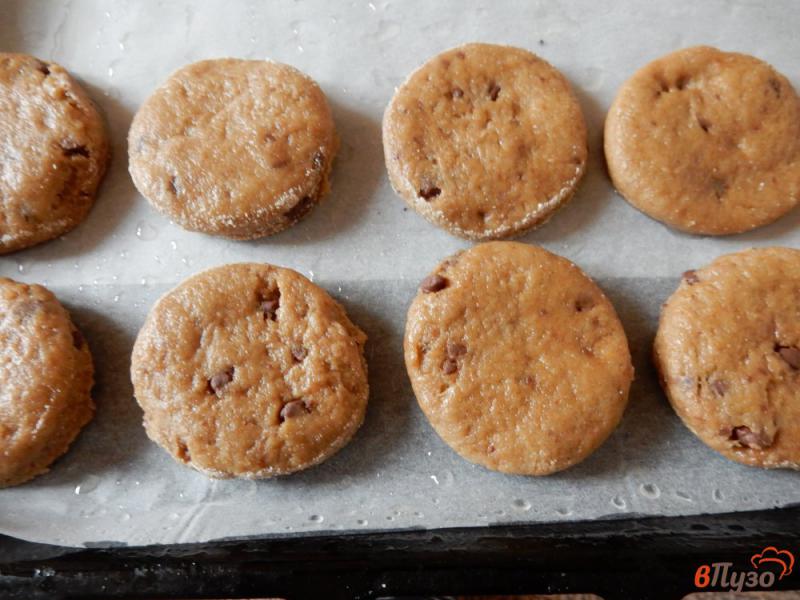 Фото приготовление рецепта: Печенье с шоколадными каплями шаг №12