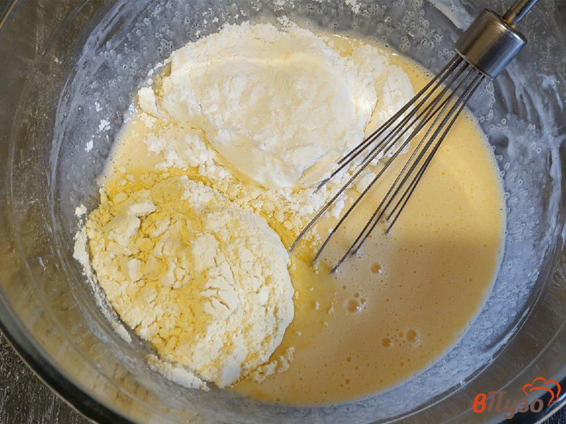 Фото приготовление рецепта: Кукурузный пирог с грушами шаг №2