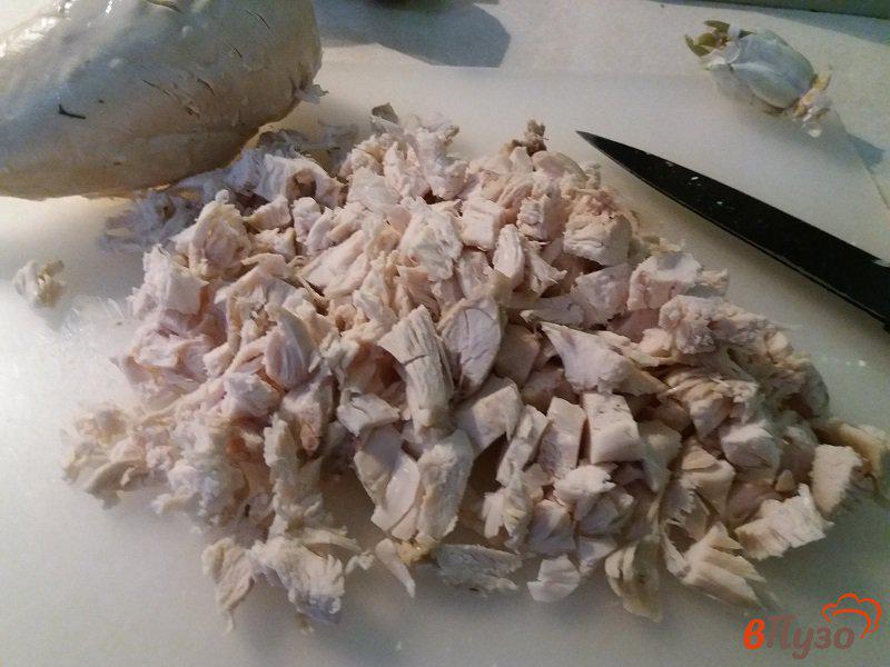 Фото приготовление рецепта: Слоёный салат с куриным филе и ананасом шаг №1