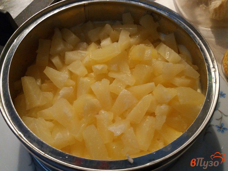 Фото приготовление рецепта: Слоёный салат с куриным филе и ананасом шаг №4
