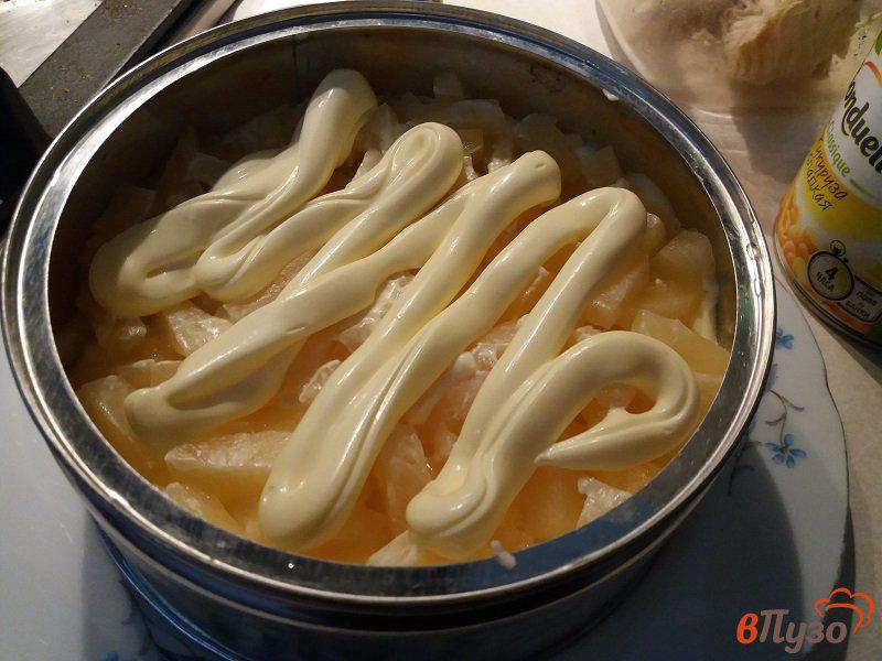 Фото приготовление рецепта: Слоёный салат с куриным филе и ананасом шаг №5