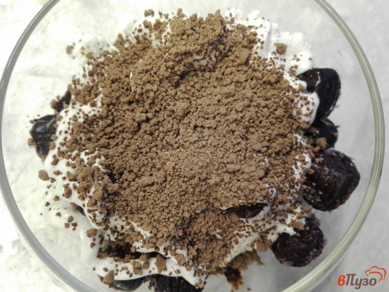 Фото приготовление рецепта: Творожный десерт с пьяной вишней, крошкой шоколадного печенья и мандарином шаг №5