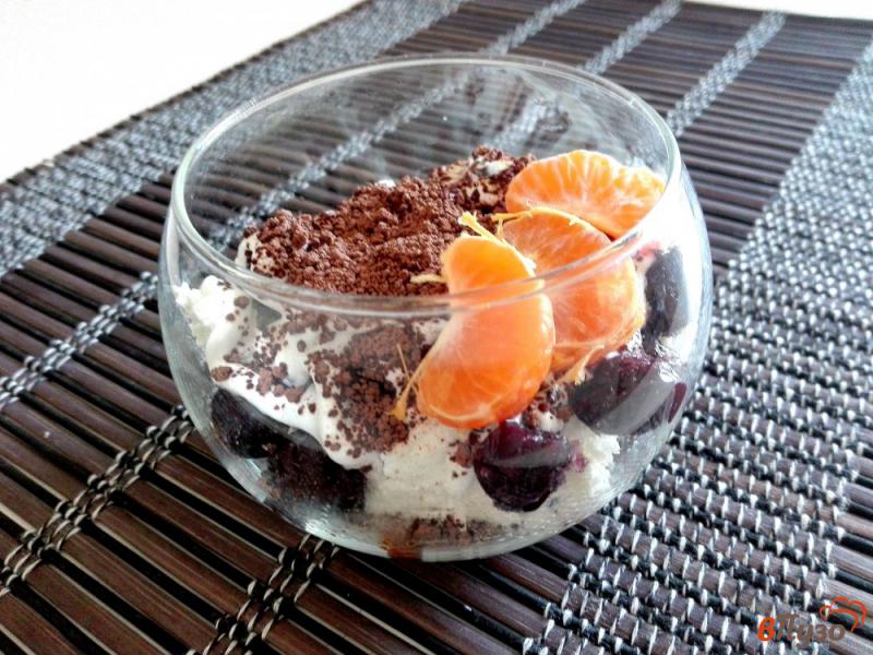 Фото приготовление рецепта: Творожный десерт с пьяной вишней, крошкой шоколадного печенья и мандарином шаг №6