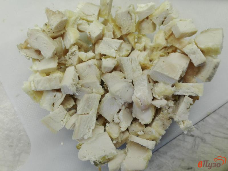 Фото приготовление рецепта: Салат из куриной грудки с овощами и оливками шаг №2