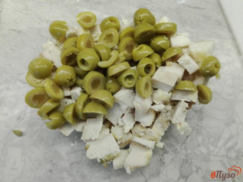 Фото приготовление рецепта: Салат из куриной грудки с овощами и оливками шаг №3