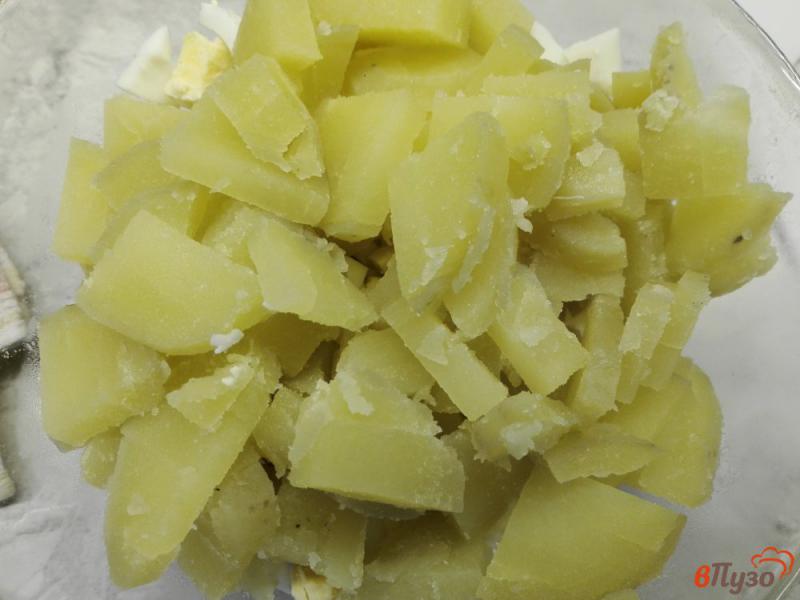 Фото приготовление рецепта: Салат из куриной грудки с овощами и оливками шаг №5