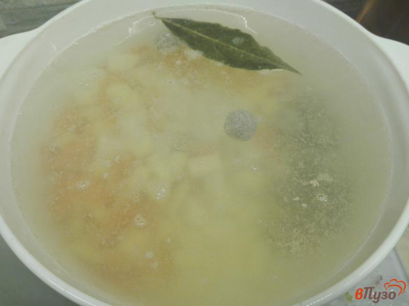 Фото приготовление рецепта: Легкий овощной суп с фрикадельками и брокколи шаг №4