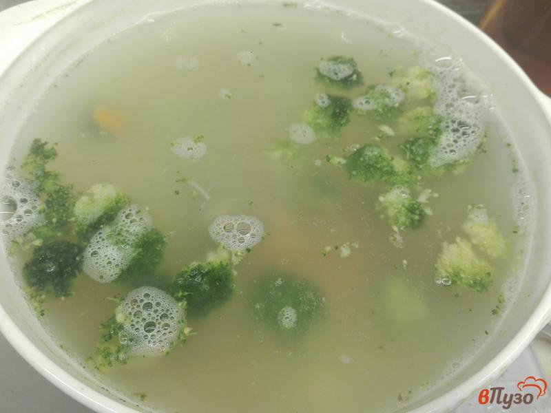 Фото приготовление рецепта: Легкий овощной суп с фрикадельками и брокколи шаг №5