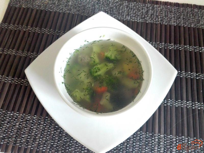 Фото приготовление рецепта: Легкий овощной суп с фрикадельками и брокколи шаг №7