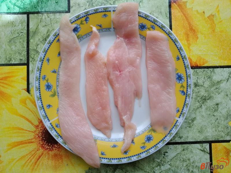 Фото приготовление рецепта: Рулетики из куриной грудки с мандариновой начинкой шаг №3