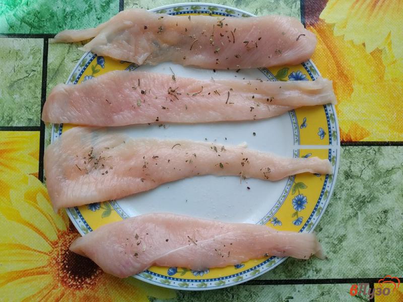 Фото приготовление рецепта: Рулетики из куриной грудки с мандариновой начинкой шаг №4