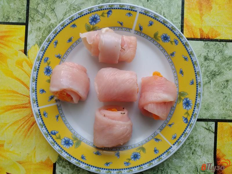 Фото приготовление рецепта: Рулетики из куриной грудки с мандариновой начинкой шаг №7